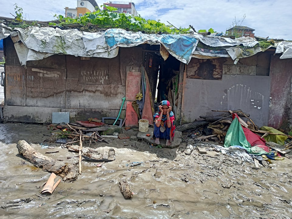 बस्तीमा खोला पस्दा उनीहरू निद्रामै थिए, भन्छन्, ‘यो वर्षलाई बाँचियो’